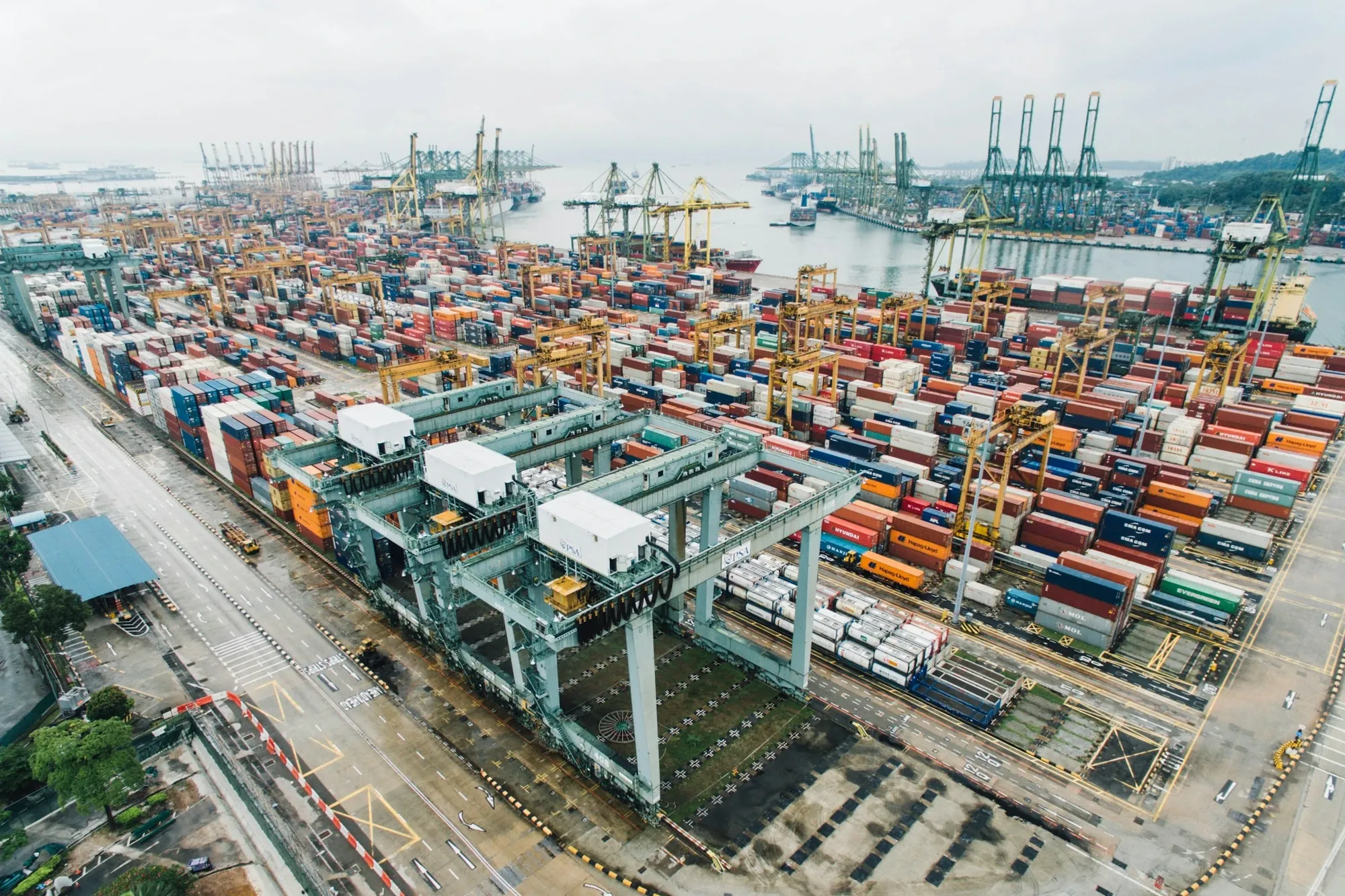 Terminal portuaria con grúas y miles de contenedores, vista desde el aire